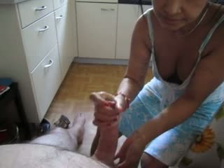 The housekeeper earns extra for handjob